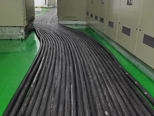 正安如何根据理论计算公式计算温度对特定电压测量结果的影响？