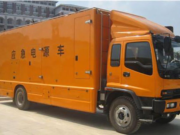 正安冬季柴油发电机启动前，如何检查燃油系统中的积水？